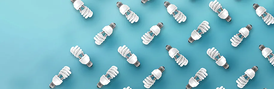 Energiesparlampen vor t&uuml;rkisem Hintergrund 