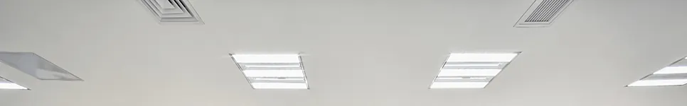 Rasterleuchten in einem Büro Rasterleuchten in einem Büro